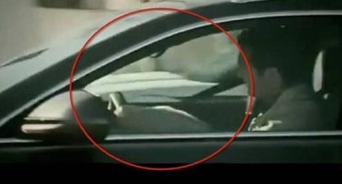 بالفيديو.. مجهول "مختبىء" في سيارة سولاري يثير علامات الاستفهام في مدريد